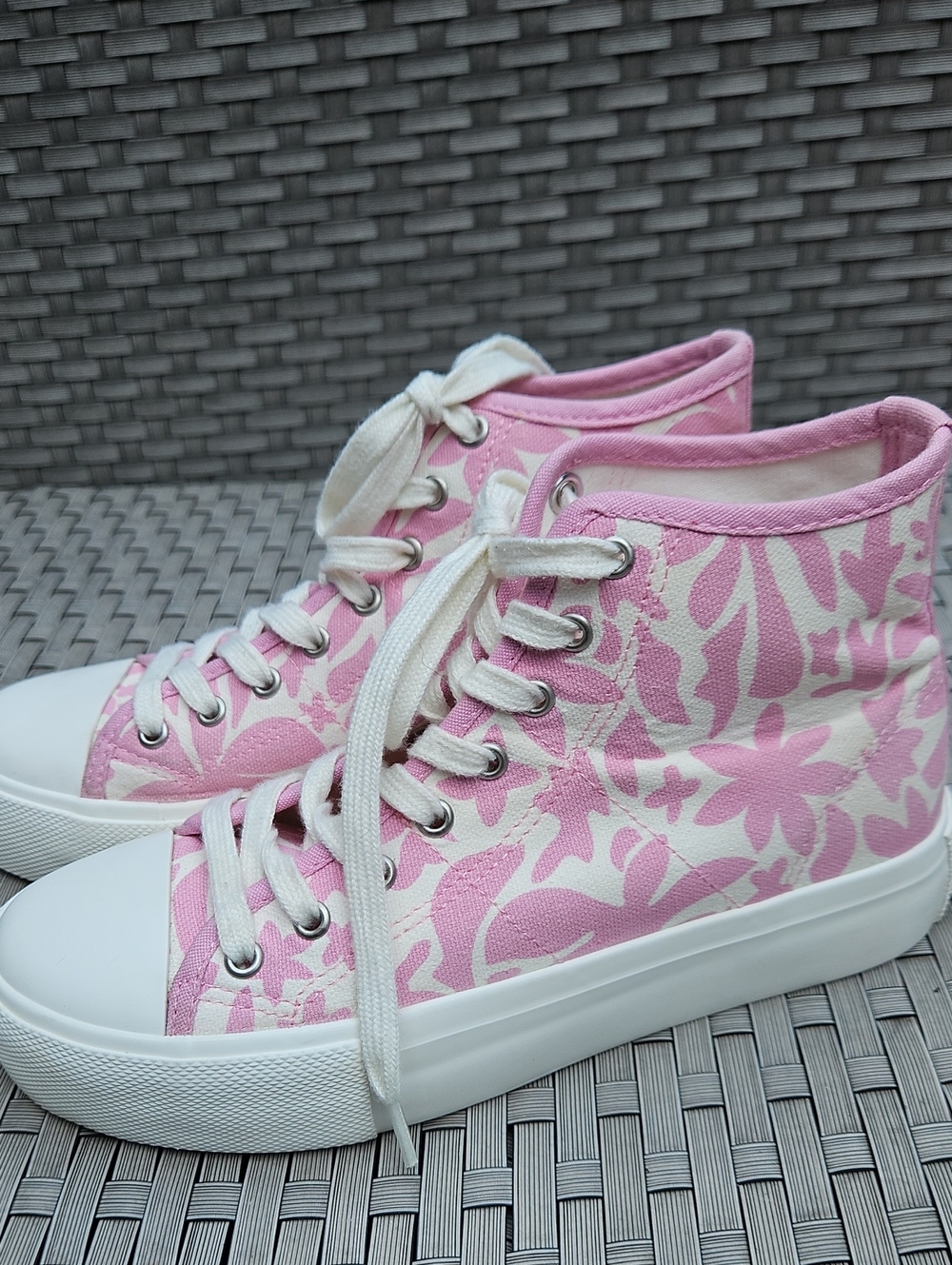 American Eagle Women's Pink Floral High-Top Patterned Canvas Sneakers  Size 6